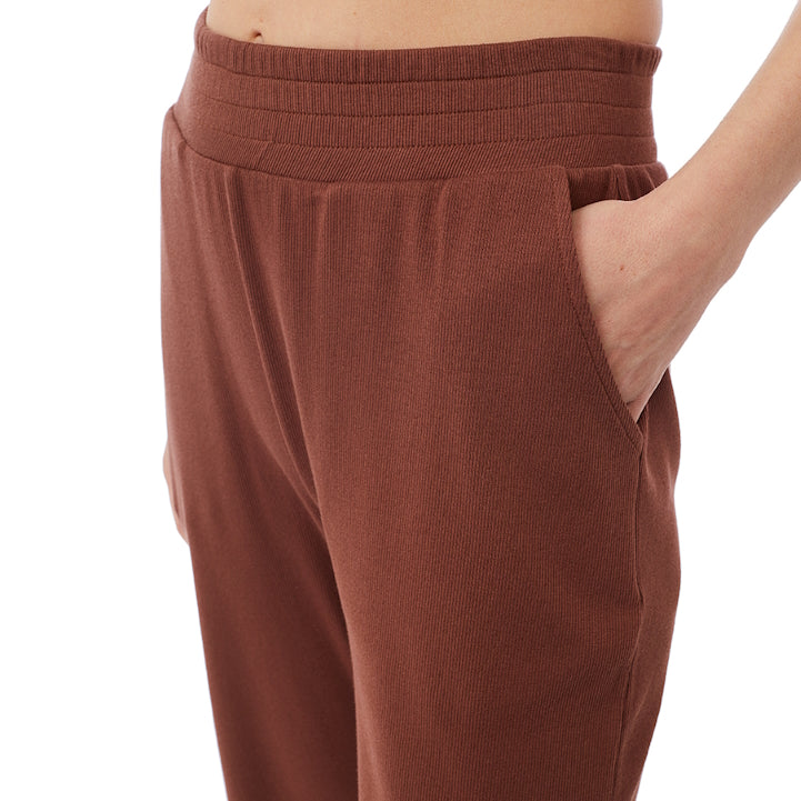 Yoga Sweat Hose aus nachhaltiger gerippter Bio-Baumwolle in Braun