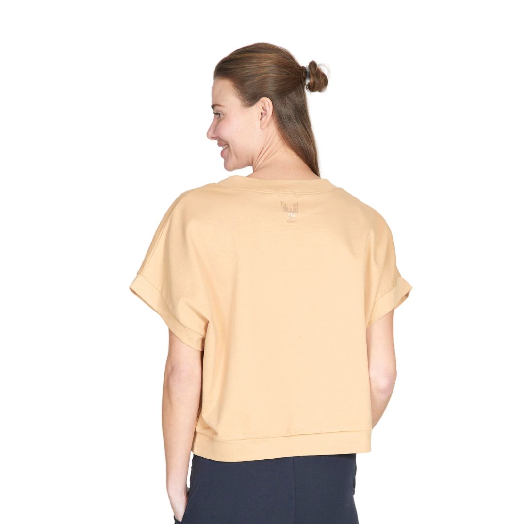 Yoga Shirt kurzarm mit V-Ausschnitt aus Bio-Baumwolle in Sand von Kismet