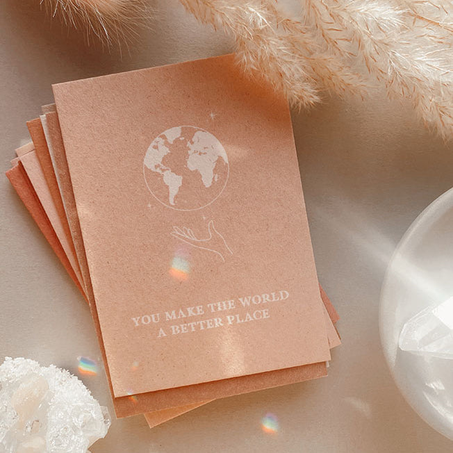 Nachhaltige Geschenke, darunter Yoga-Kleidung, Orakelkarten und Naturkosmetik